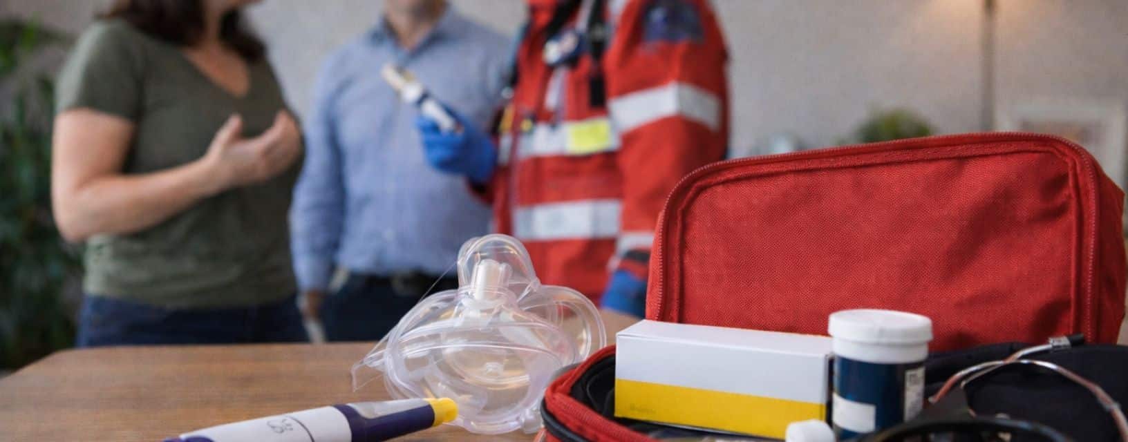 Pessoa com reação alérgica grave a receber assistência médica urgente