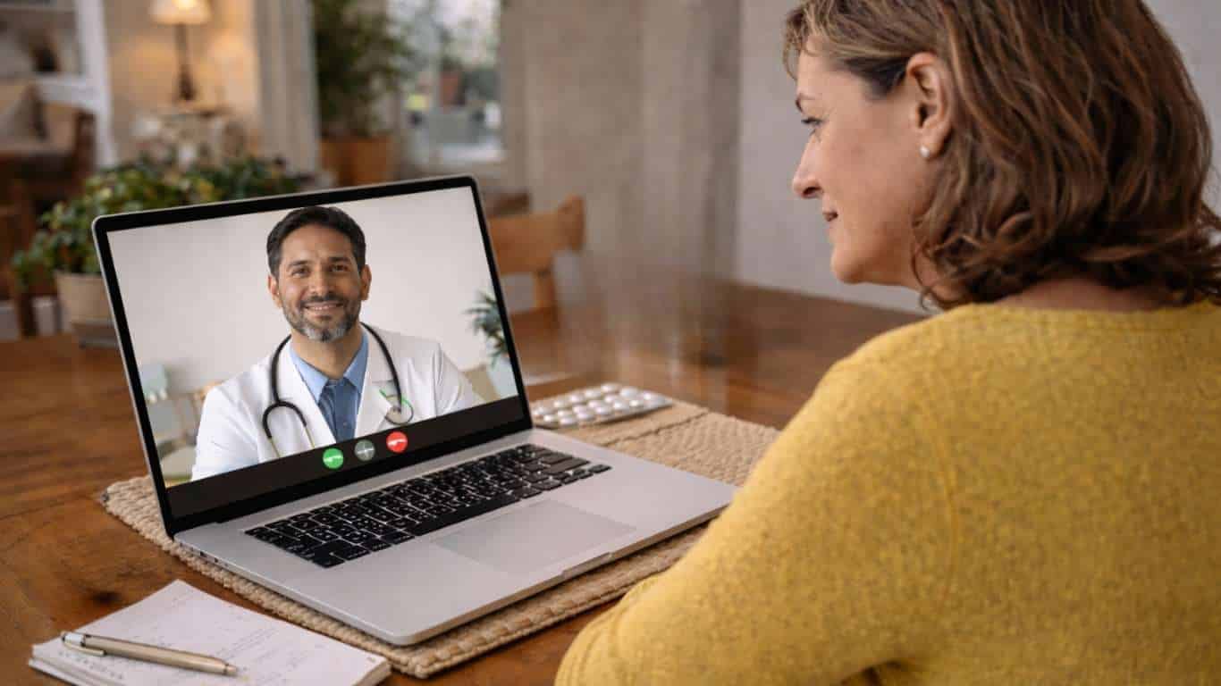 Mulher em casa em consulta médica online para tratar cistite